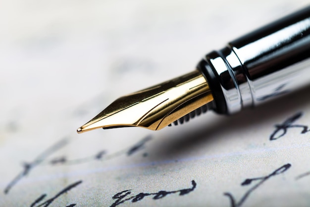 Penna stilografica Iridium Point sdraiato sulla lettera - Close Up
