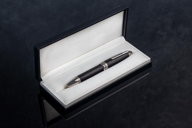 Penna stilografica su marmo e sfondo grigio Concetto regalo Spazio di copia