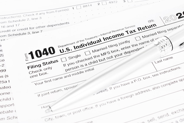 Penna sul modulo fiscale 1040. Concetto di affari.