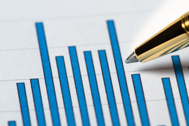 Penna utilizzata per guardare un grafico a barre