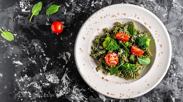 Penne agli spinaci con pomodorini. dieta corretta