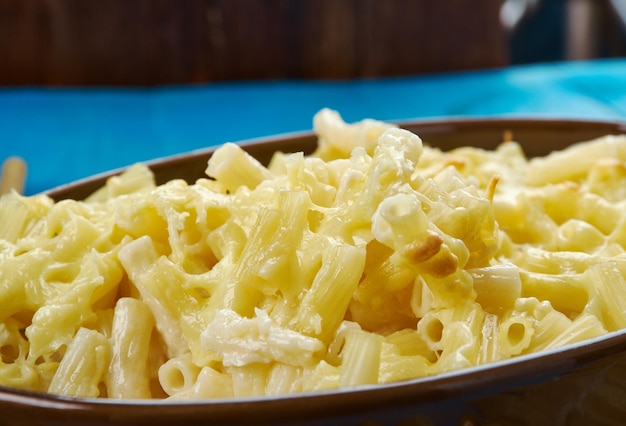 Penne al formaggio in una padella