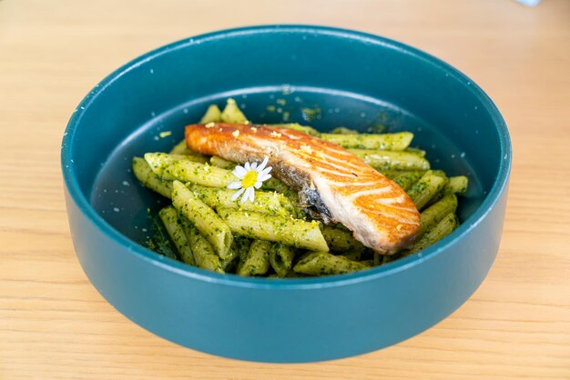 Penne al pesto con salmone alla griglia - Stile alimentare italiano