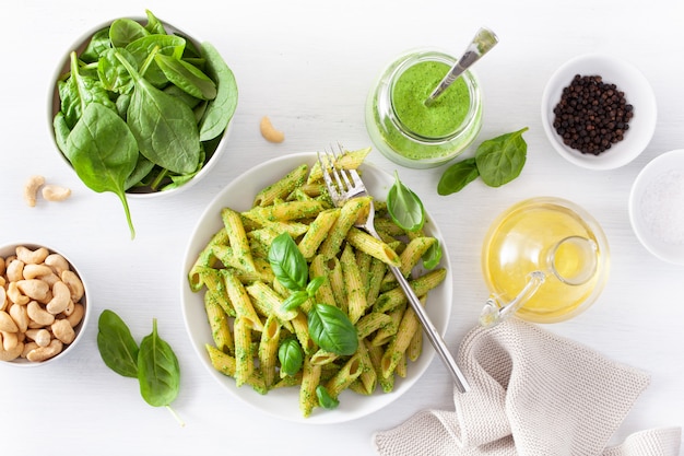 Penne al pesto di basilico con spinaci