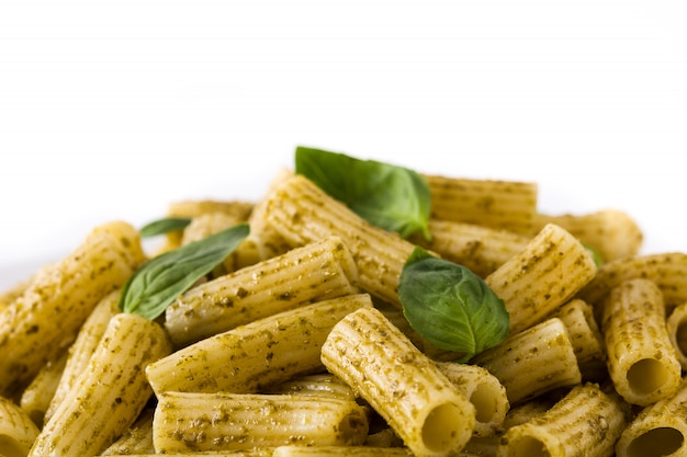 Penne al pesto e basilico su un piatto