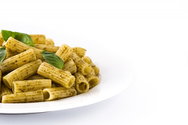 Penne al pesto e basilico su un piatto