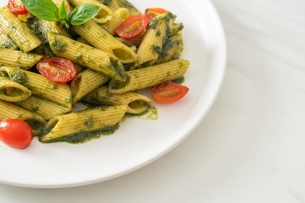 penne al pesto e pomodori - stile vegano e vegetariano