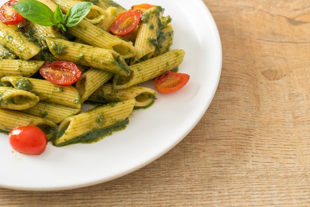 penne al pesto e pomodori - stile vegano e vegetariano