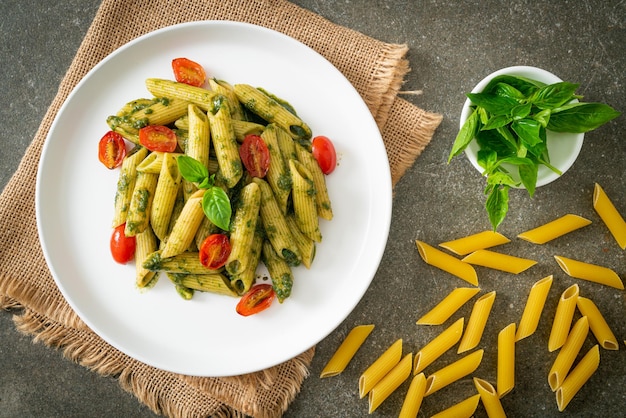 Penne al pesto e pomodorini