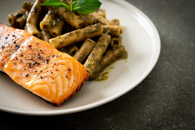 penne al pesto quadrotto con filetto di salmone alla griglia