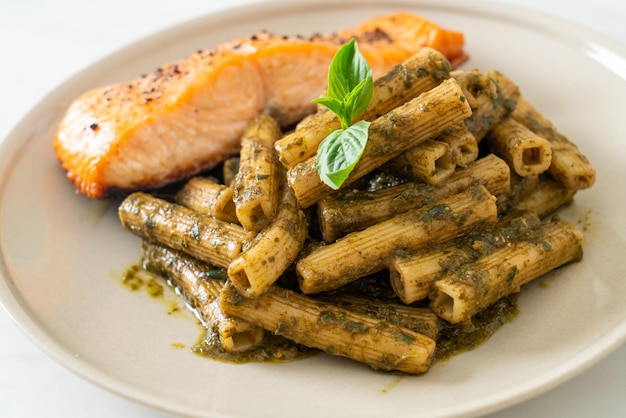 Penne al pesto quadrotto con filetto di salmone alla griglia