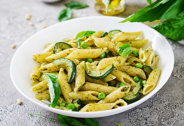 Penne al pesto, zucchine, piselli e basilico. Cibo italiano.