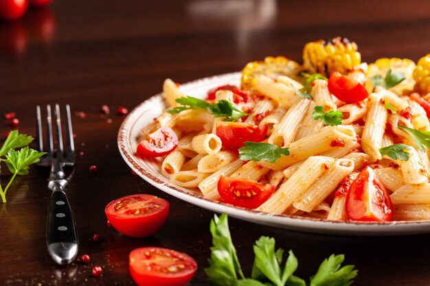 Penne al sugo di pomodoro e pomodori.