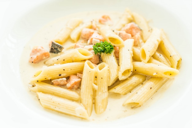 Penne alla carbonara con salmone