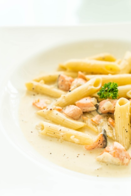 Penne alla carbonara con salmone