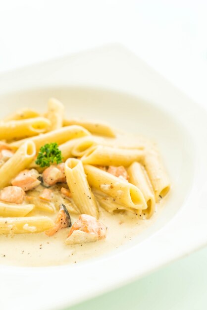 Penne alla carbonara con salmone