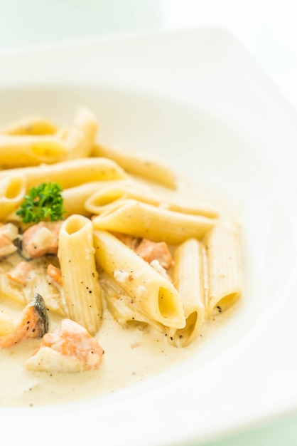 Penne alla carbonara con salmone