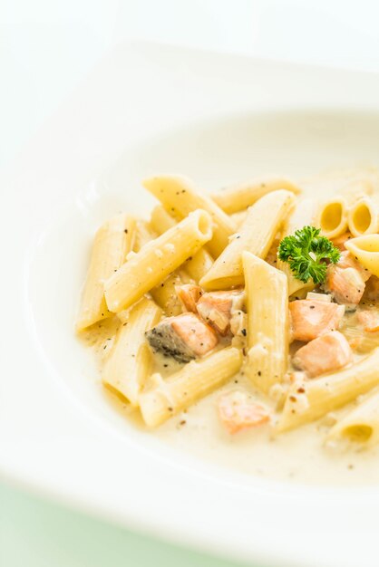 Penne alla carbonara con salmone