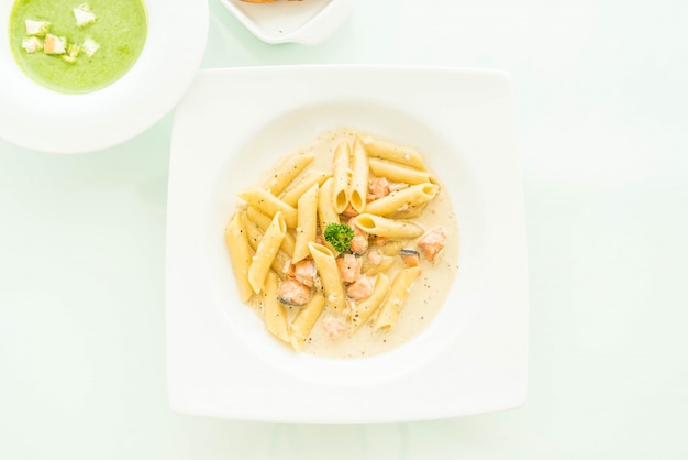 Penne alla carbonara con salmone