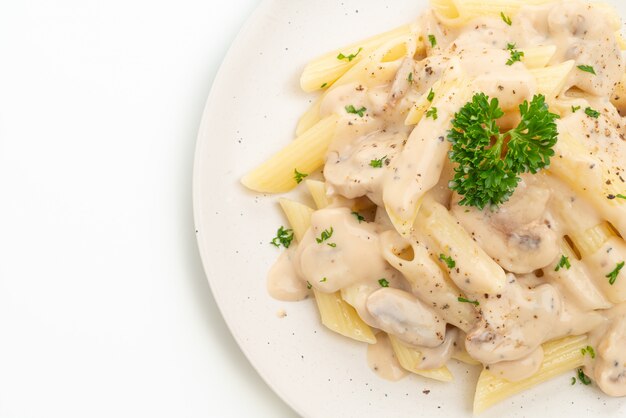 penne alla carbonara con salsa di crema ai funghi