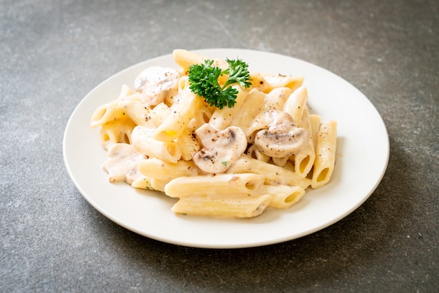 penne alla carbonara con salsa di crema ai funghi