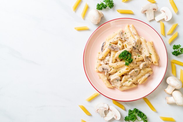 penne alla carbonara con salsa di panna e funghi