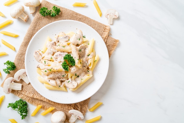 penne alla carbonara con salsa di panna e funghi