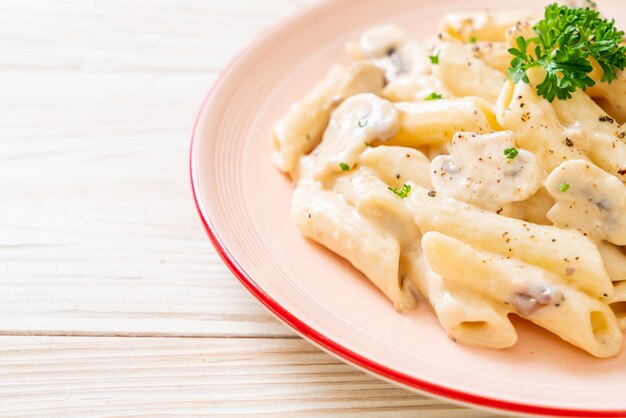 penne alla carbonara con salsa di panna e funghi