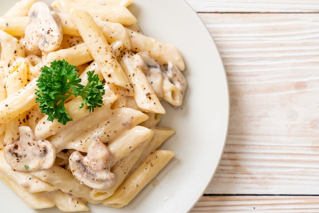 penne alla carbonara con salsa di panna e funghi