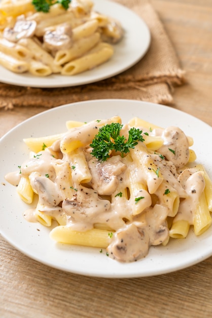 penne alla carbonara con salsa di panna e funghi