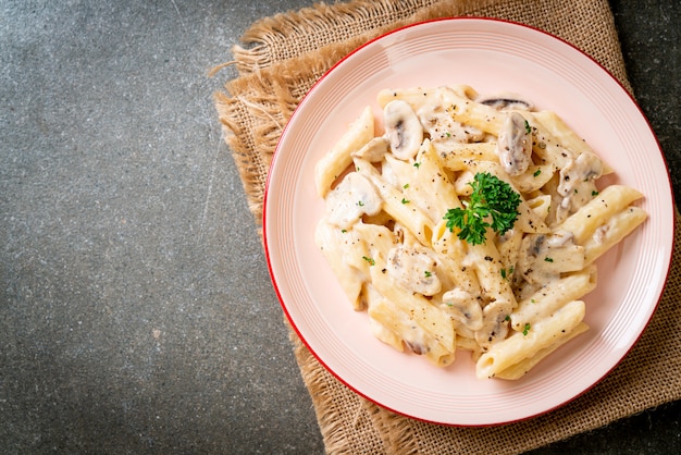 penne alla carbonara con salsa di panna e funghi