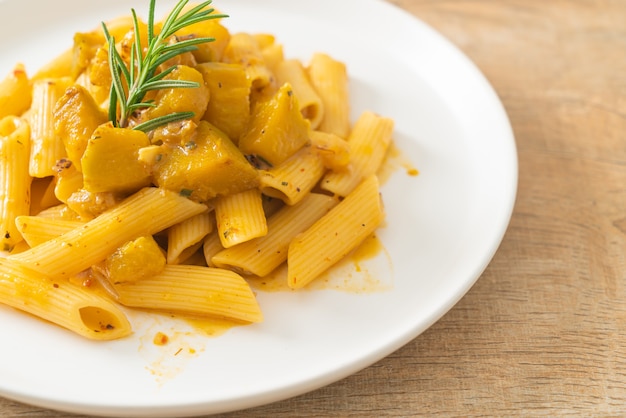 penne alla zucca pasta alfredo - stile vegano e vegetariano