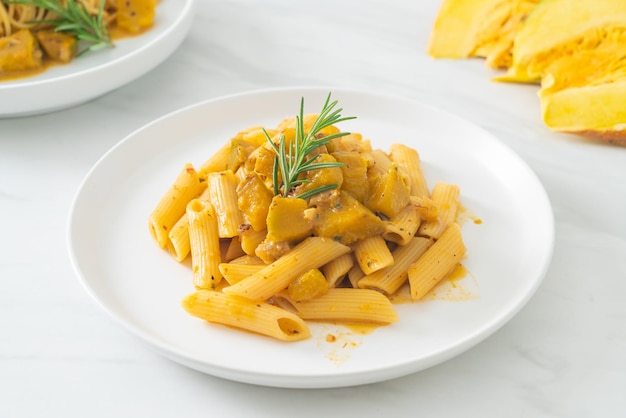 penne alla zucca pasta alfredo - stile vegano e vegetariano