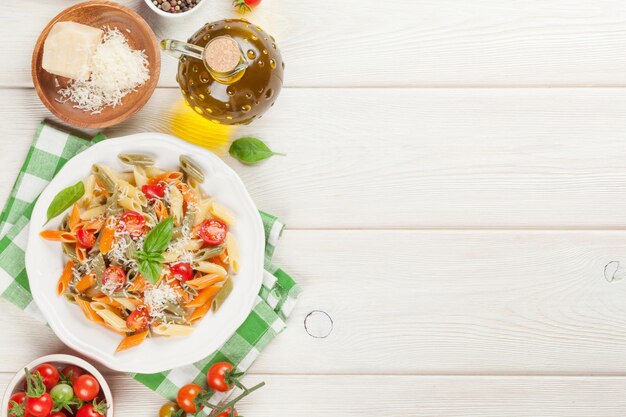 Penne colorate con pomodori e basilico