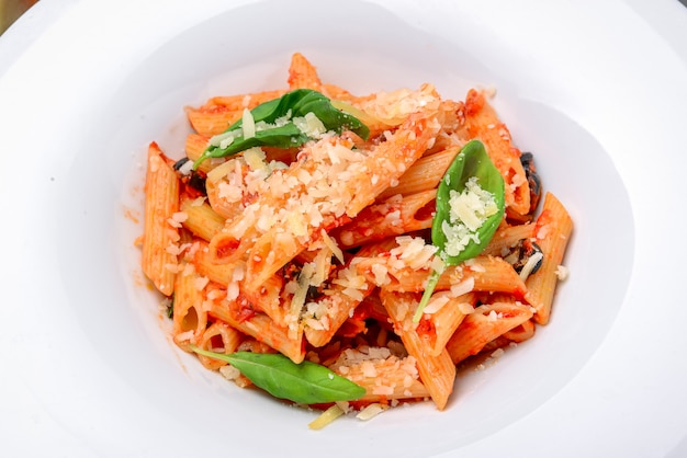 Penne con cozze di gamberi, salsa di pomodoro, parmigiano grattugiato al basilico