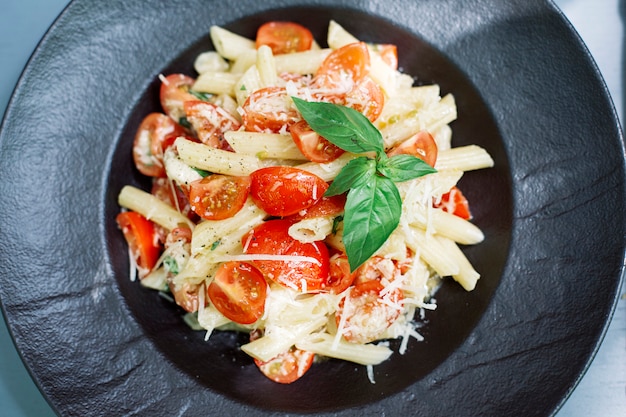 Penne con formaggio e pomodorini