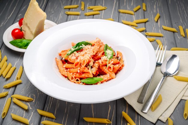 Penne con gamberi e cozze, salsa di pomodoro, basilico e parmigiano grattugiato