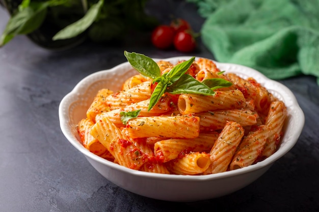 Penne con salsa di pomodoro