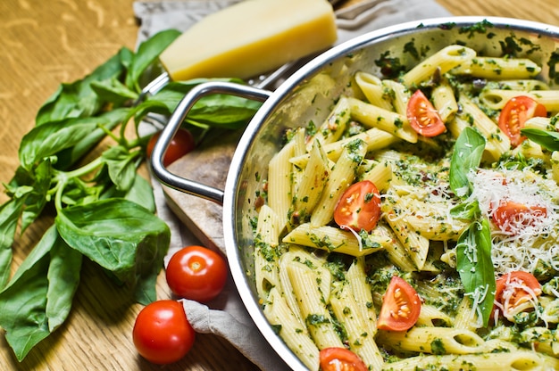 Penne con spinaci, pomodorini e basilico.