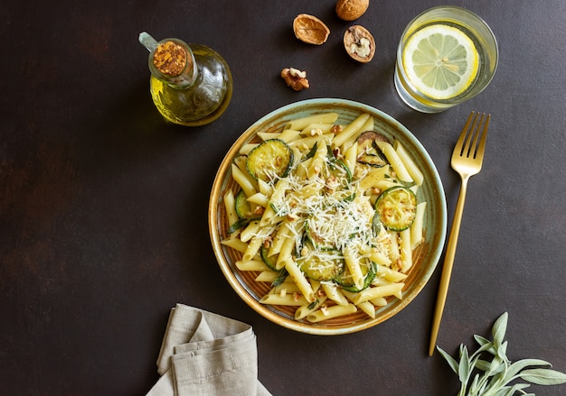 Penne con zucchine, salvia, noci e parmigiano. Mangiare sano. Cibo vegetariano. Cibo italiano.