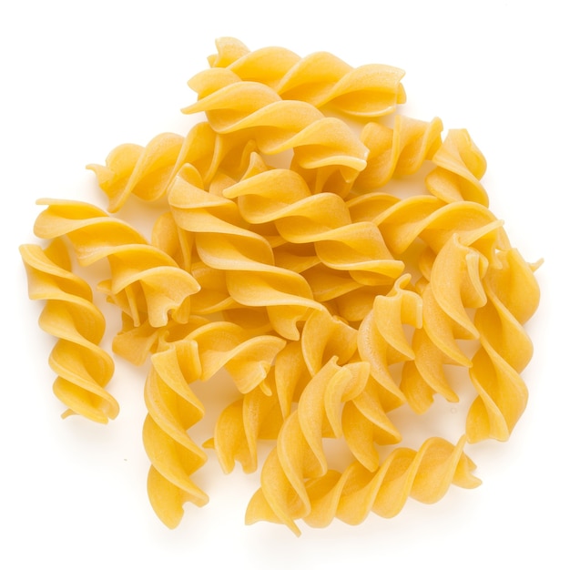 Penne crude crude della pasta isolate