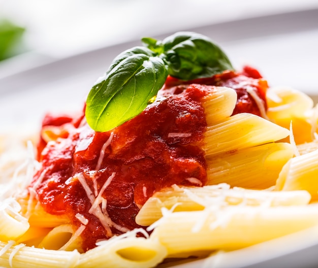 Penne Di Pasta Con Sugo Di Pomodoro Alla Bolognese, Parmigiano Reggiano E Basilico. Cucina mediterranea. Cucina italiana.