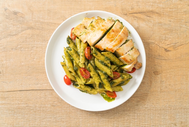 penne fatte in casa al pesto con pollo alla griglia