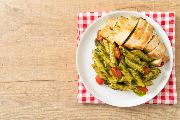 penne fatte in casa al pesto con pollo alla griglia