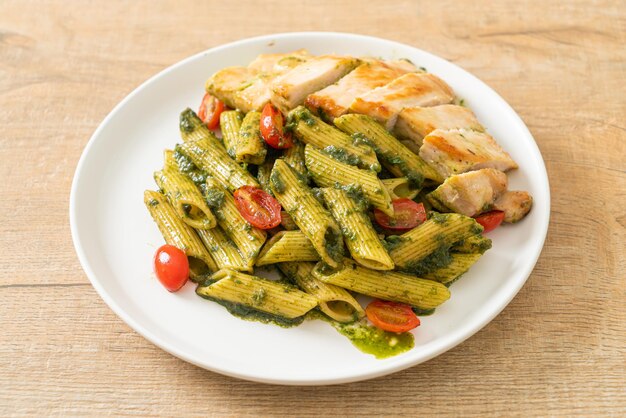 penne fatte in casa al pesto con pollo alla griglia