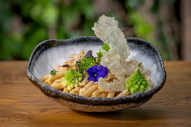 Penne gourmet su un tavolo di legno