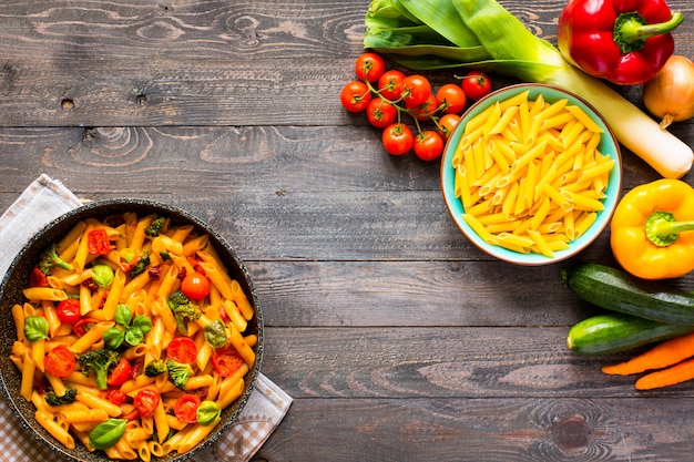 Penne italiane in salsa di pomodoro e diversi tipi di verdure