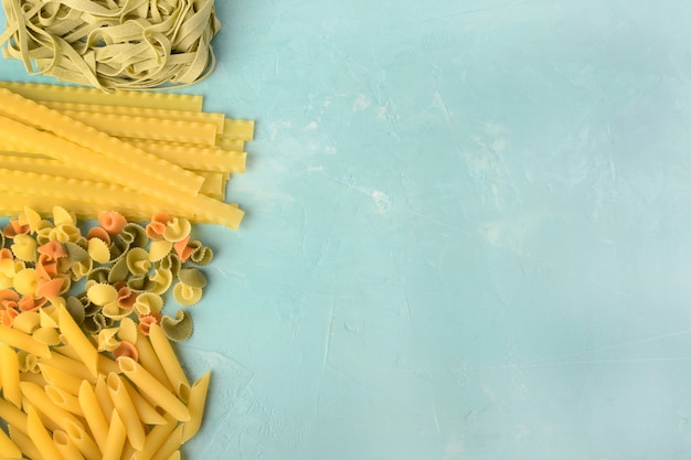 Penne, Mafalde, Tagliatelle, Spaghetti stesi sul blu