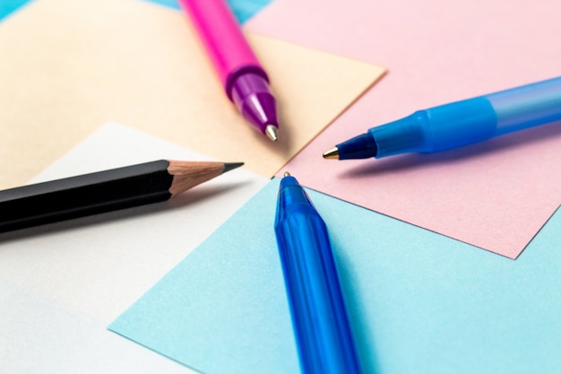 penne, matite, composizione di carte colorate nota. Torna al concetto di scuola