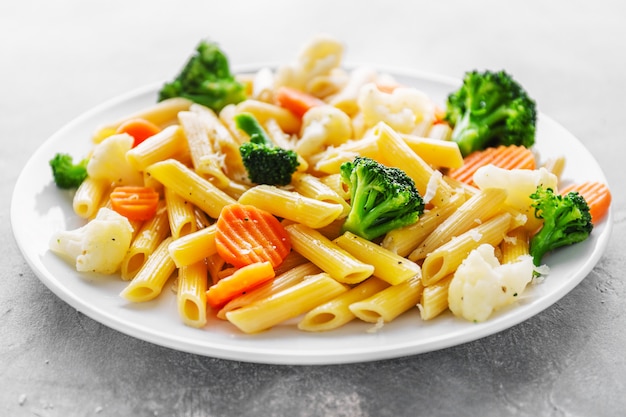 Penne pasta sana con verdure sul piatto